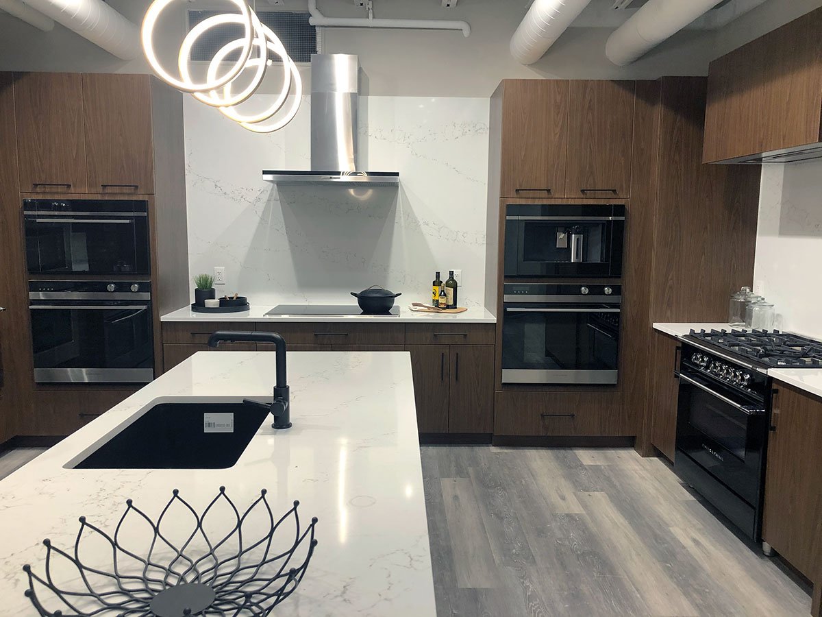 Fisher-&-Paykel-kitchen-with-range,-cooktop,-and-wall-ovens-at-yale-appliance-in-hanover