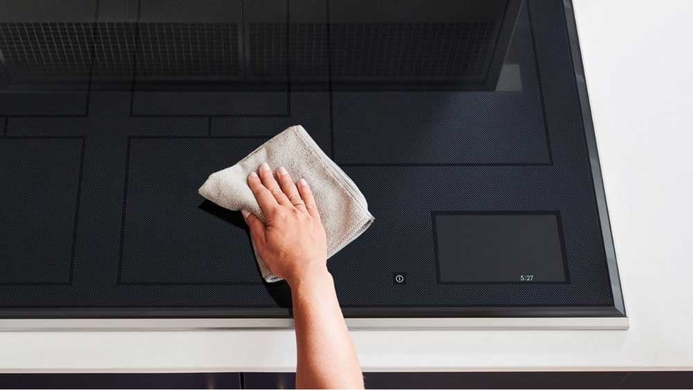 Induction-Cooktop-Cleaning
