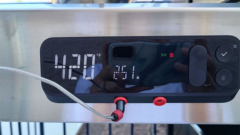 Internal-temperature-and-time-remaining-display-weber-smart-grills
