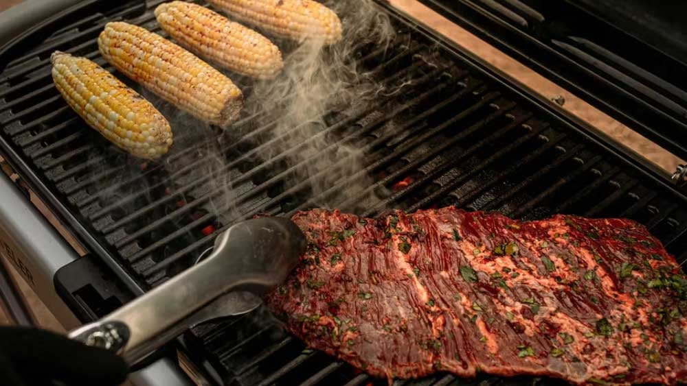 Weber-Traveler-Stealth-Edition-Portable-Grill---Grilling-Surface