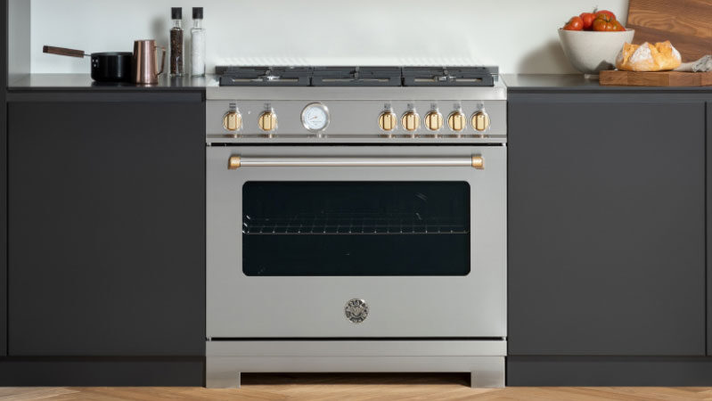 bertazzoni-pro-style-range-in-stainless-steel-with-brass-knobs
