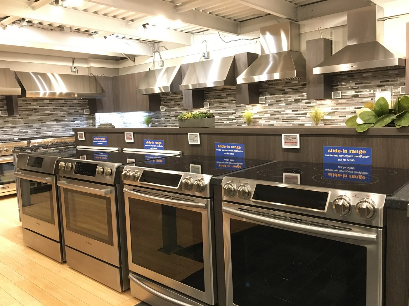Professional vs. HighEnd Gas SlideIn Ranges (Reviews / Ratings / Prices)