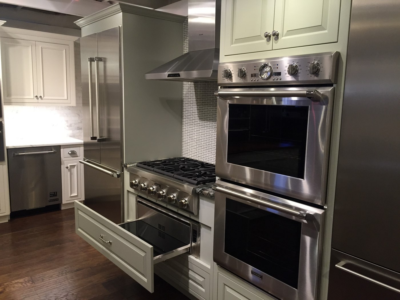 Can You Place a Gas, Electric, or Induction Cooktop Over a Wall Oven?