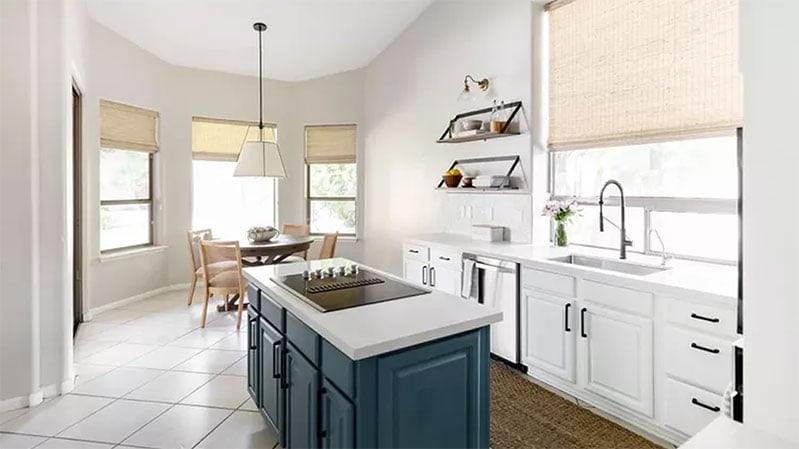 kitchen-with-no-ventilation-and-two-toned-cabinets