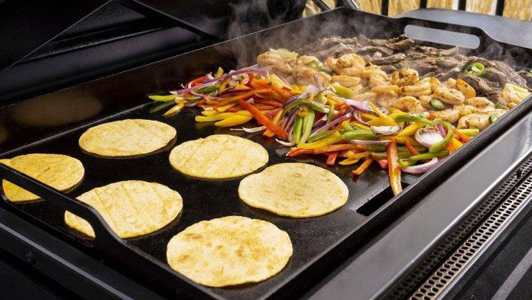 traeger-flatrock-flat-top-griddle-cooking-2023